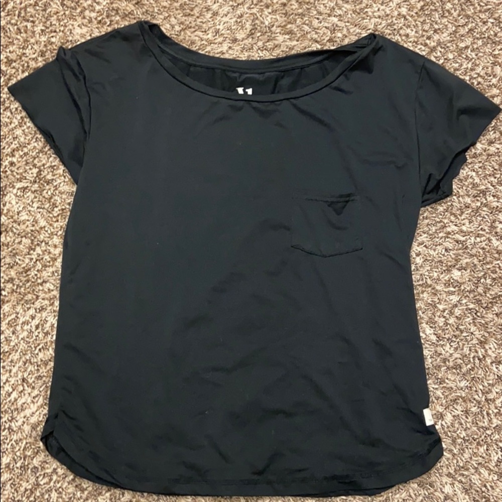 Black vuori tee size small